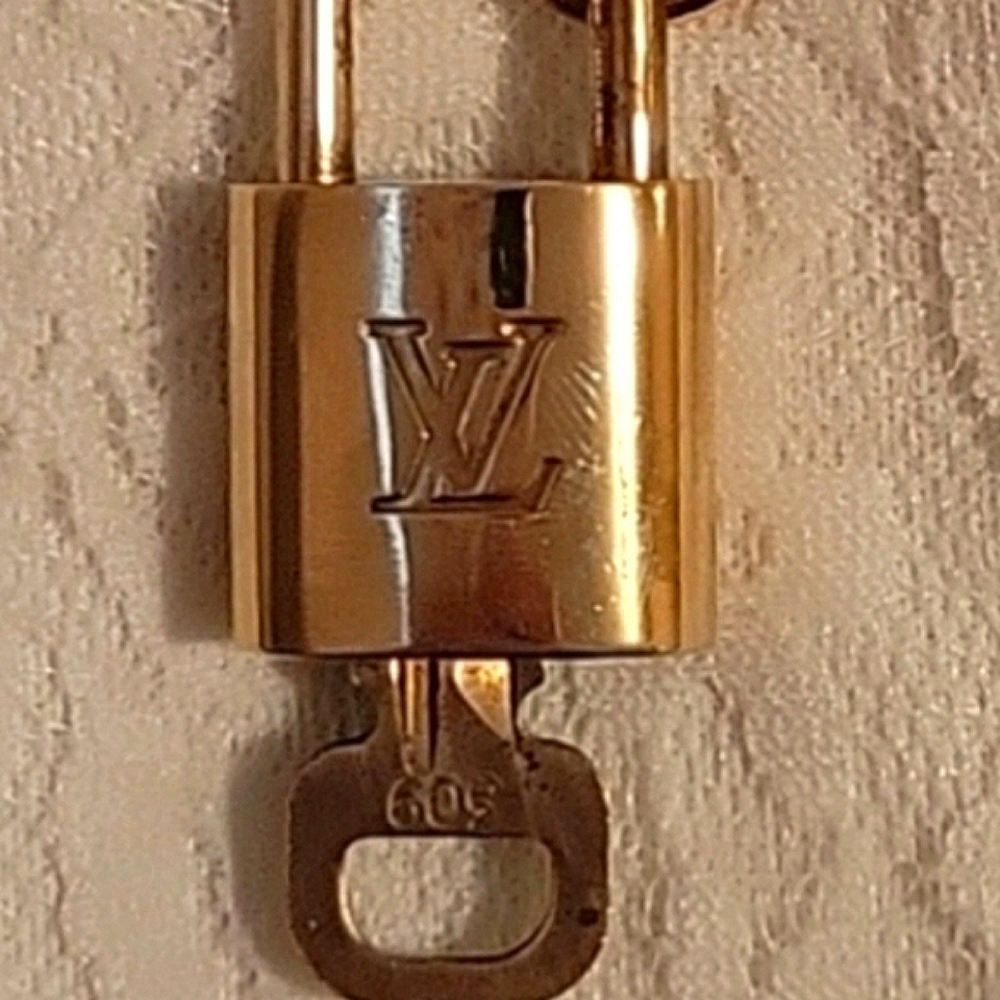 🔐 Louis Vuitton #309 LV Padlock & Key Set w/ Curb Link Gold-tone Necklace NEW! - Picture 3 of 7